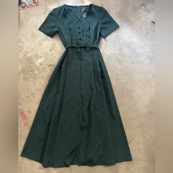 Elegant Green Women's Dress - Picture 1 of 5